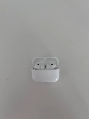 Apple AirPods Pro 3 - Säljer ett par vita Apple AirPods Pro 3. Hörlurarna har en stilren och kompakt design med silikonproppar för bra passform. Perfekta för dig som vill ha brusreducering och smidig anslutning till iPhone eller andra Apple-enheter.