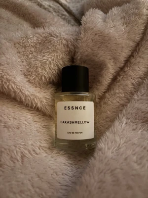 ESSNCE Carashmellow Eau de Parfum - En stilren parfymflaska från ESSNCE med doften Carashmellow💞