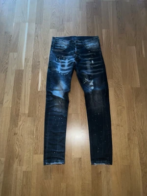 Dsquared2 jeans - Säljer ett par svarta daquared2 slim-fit jeans i riktigt bra skick. Jeansen motsvarar ungefär storlek W29 L30. Vid frågor eller fler bilder är det bara att skriva, pris kan diskuteras!