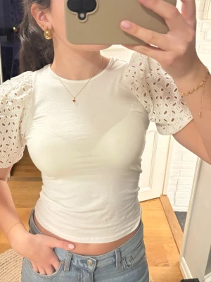 Blus / Topp från HM, storlek XS - Mycket bra skick, knappt använd. Vit och inga defekter. Perfekt till vardag eller fest! 