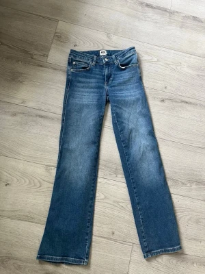 Blåa jeans  - Säljer dessa superfina blåa jeans från lager157. Fåtals gånger använda, de är som nya. Storlek XS SHORT.  