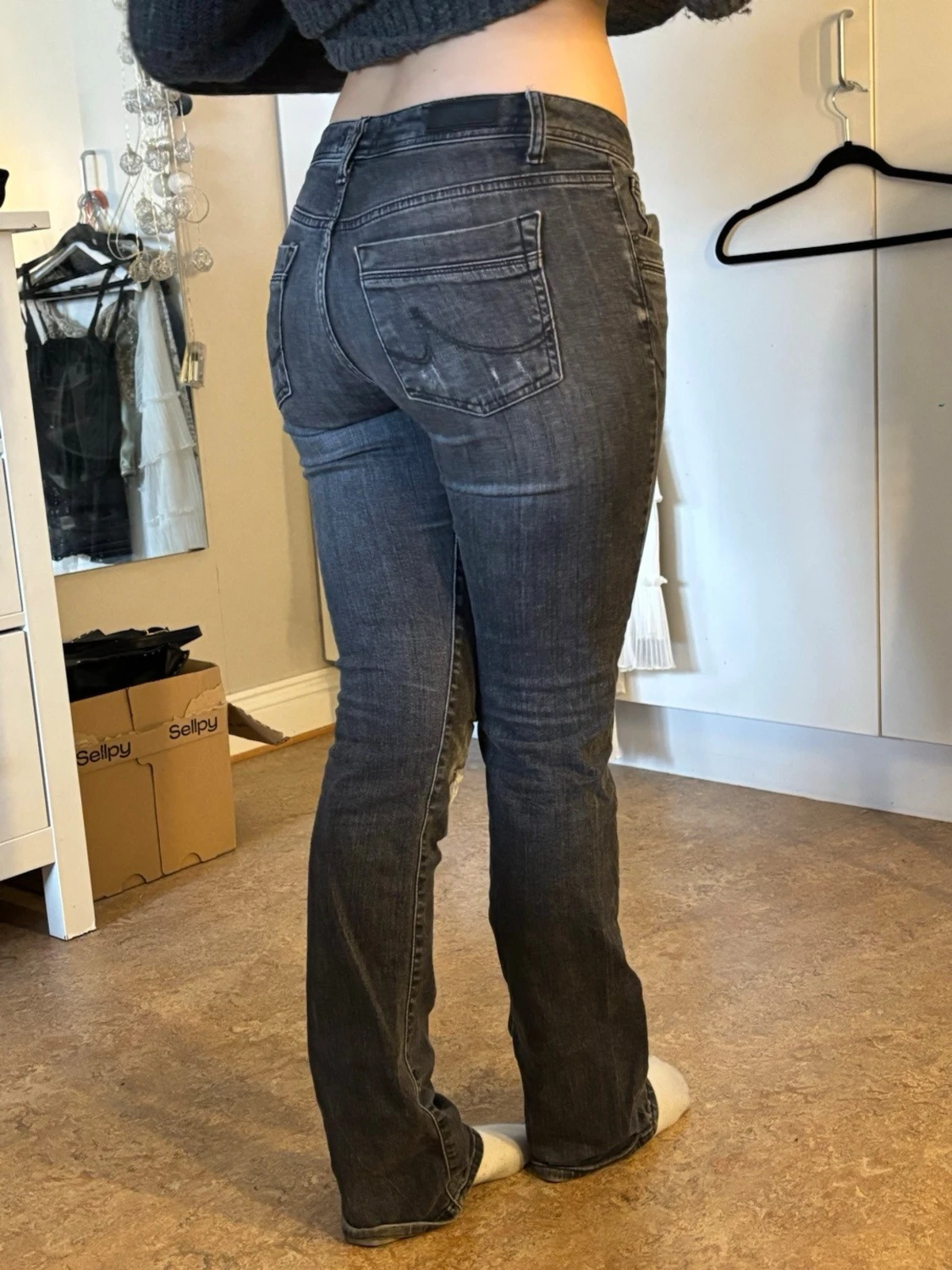 Mörkgrå bootcut jeans med slitningar - 1