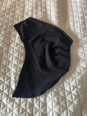 Svart topp från Anna Field - Svart, snygg topp från Anna Field som aldrig är använd då jag köpte fel storlek. Pris går att diskutera🥰