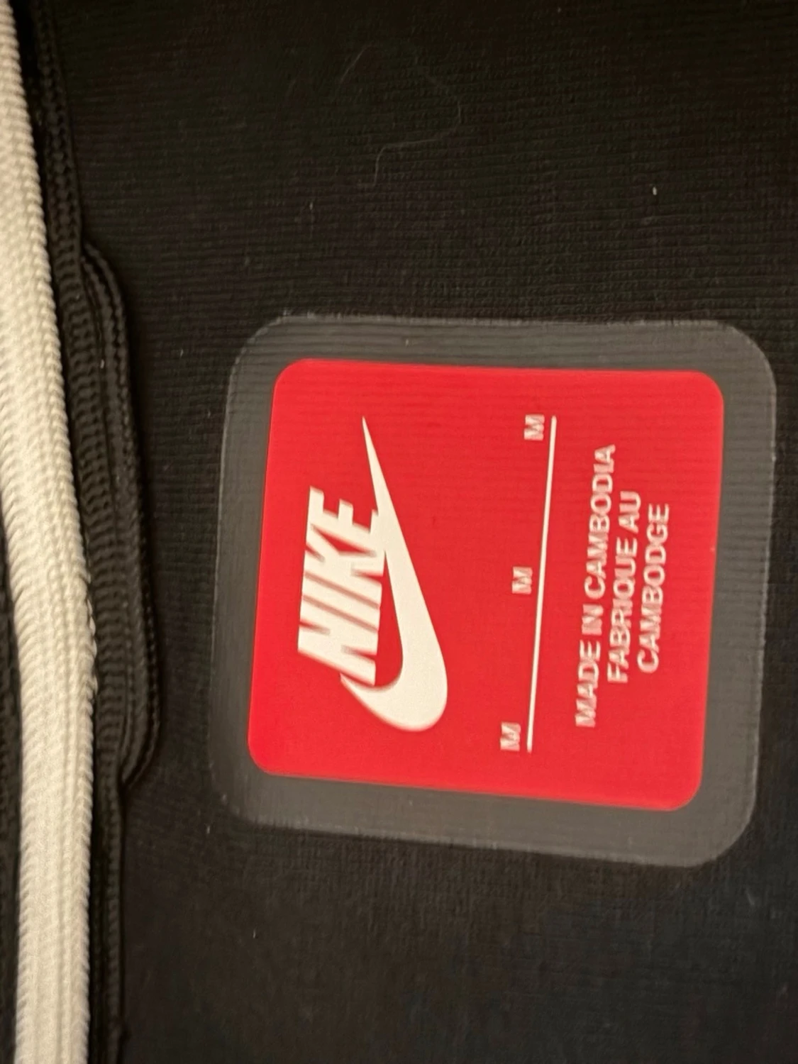 Svart Nike tech med guldmärke  - 1
