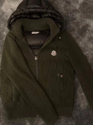 Olivgrön stickad hoodie från Moncler - Säljer denna feta moncler nit cardigan i en sjukt snygg färg, perfekt nu när sommaren börjar rulla in, pris kan diskuteras är alltid villig för byten. 😇✌🏽