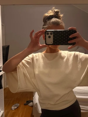 STRUKTUR TOPP - Supervacker topp som är i strukturmönster och beige i färgen! Använd nån enstaka gång men önskar den används mer av någon annan💗🩷💓Pris kan alltid diskuteras