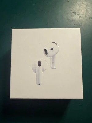 AirPods 4 (ANC) USB-c - Säljer ett par vita Apple AirPods med aktiv brusreducering, då jag fått andra hörlurar, och är inte i behov av dessa. Trådlösa hörlurar i stilren design med USB-C laddningsetui. Perfekta för musik, samtal och gaming. Ljudet är bra, använd 2-3 gånger. Laddare tillkommer ej. Kan sänka pris vid snabb handling.
