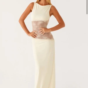 Balklänning / Gul långklänning med spetsdetaljer - Säljer min älskade balklänning💞Elegant gul långklänning med transparent spets i midjan och överdelen. Klänningen är ärmlös och har en rak, smickrande siluett. Perfekt för dig som vill ha en stilren look med unika detaljer.