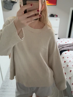 Beige oversized stickad tröja - Mysig beige stickad tröja med avslappnad, oversized passform och rund halsringning. Tröjan har breda ribbade muddar vid ärmslut och nederkant. Perfekt för lager på lager och enkel att matcha till olika outfits. Lite mindre skavanker vid halsen så därav det billiga priset, utgångspris 600kr ❤️