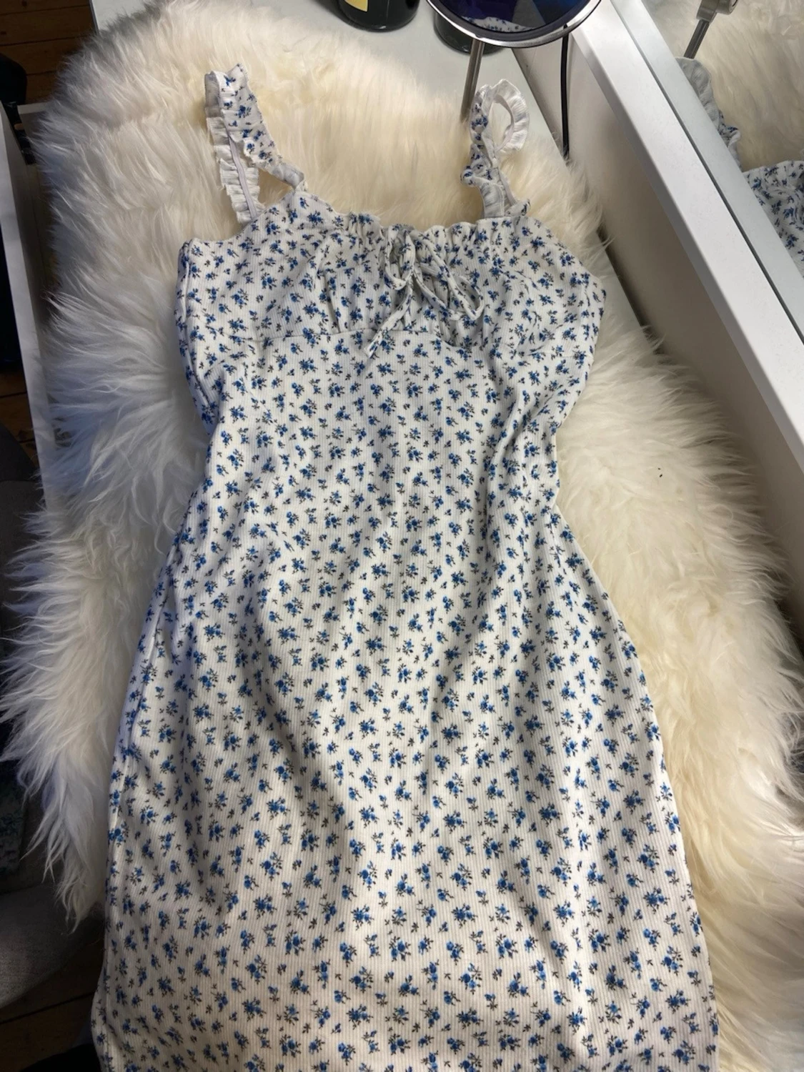 Vit blommig kortklänning med snörning
