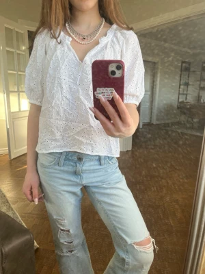 Vit broderad blus  - Så söt broderad blus från Other Stories. Nypris ligger runt 600-800kr. Använd en gång. Perfekt till våren. (Legat i en påse så sitter bättre på när den fått hänga en stund) 