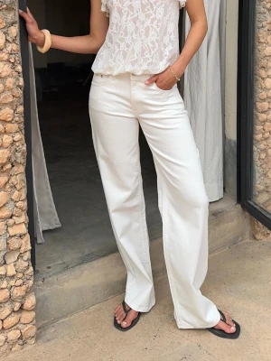 Vita low waist jeans - Vita low waist jeans från Nelly i storlek 38✨