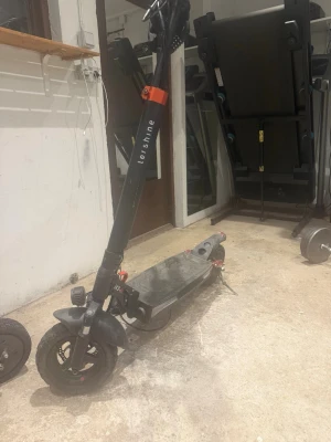 Elscooter  svart/röd  - Säljer en elscooter från Letshine i svart med röda detaljer. Scootern har bred fotplatta, stötdämpare bak, stora luftfyllda däck och inbyggd belysning fram och bak. Perfekt för smidig transport i stan eller till skolan. Max hastighet på 20kmh och 250w på motorn 