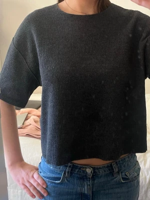 Mörkgrå stickad T-shirt - Stickad T-shirt från Zara! Jättebra skick. 
