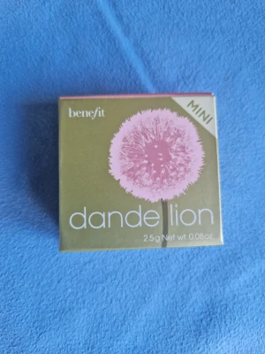 Benefit Dandelion Blush Mini - Baby-pink brightening powder blush. 2,5g