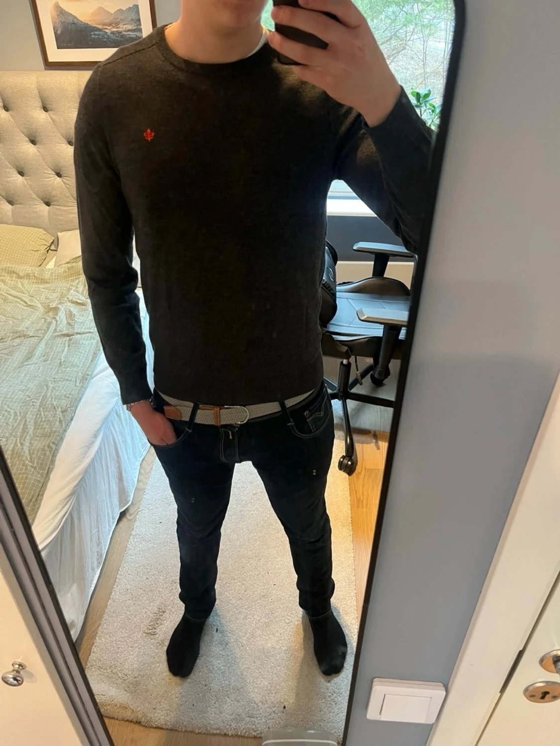 Mörkgrå tröja med röd logga