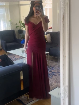 Vinröd balklänning - Jättefin balklänning använd 2 gånger💕 Har kemtvättats😊 pris kan diskuteras