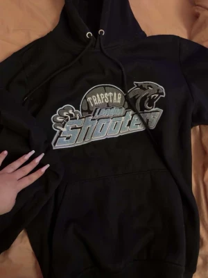 Trapstar London Shooters hoodie svart - Säljer denna svarta hoodien från Trapstar i storlek S då den inte kommer till användning. Knappt använd och i super bra skick. Pris kan diskuteras🙃