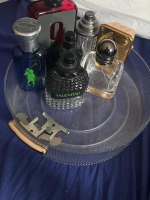 Mix av herrparfymer från olika märken - Säljer ett gäng herrparfymer från märken som Valentino, Ralph Lauren och Emporio Armani, Hugo boss och Afnan 9pm flaskorna är tomma då jag tänker om nån vill köpa dom för ett bra pris 