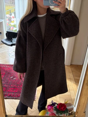 Ida Sjöstedt kappa - Brun kappa med glitter från Ida Sjöstedt. Står inte storlek med skulle säga S/M. 