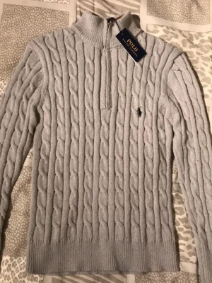 Grå stickad Polo Ralph Lauren tröja - XL i barnstorlek 