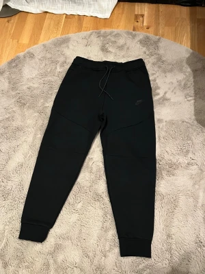 Nike tech byxor - Nike tech byxor svart – Storlek L  ✅  – tag kvar, men kvitto saknas 🧼 Helt oanvänd – inga märken, fläckar eller skador 📦 påse medkommer👍🏽   ⚠️ Säljes p.g.a. fel storlek 📍 Möts upp i Göteborg eller skickas spårbart  Skicka ett meddelande om du är intresserad eller har frågor!