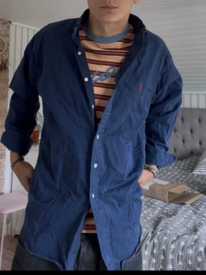 Ralph Lauren M - Snygg Sommarskjorta från RL storlek M Modellen är 188 väger 78 Hör av er vid minsta fundering!