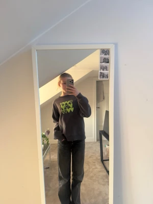 Grå sweatshirt med neonhjärtan - En mörkgrå tjocktröja med neon gula hjärtan