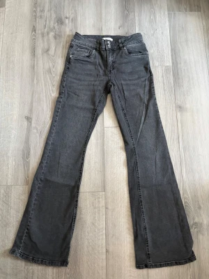 Bootcut Jeans  - Fina mörkgråa jeans, nästan helt nya har bara används 3 gånger, passar någon som är runt 170cm lång⭐️