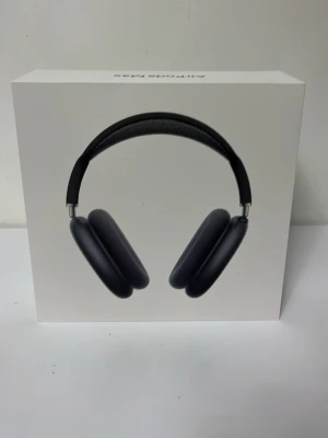 Apple AirPods Max hörlurar svart - Snygga Apple AirPods Max i svart med over-ear design och mjuka öronkuddar. Bygeln är vadderad och hörlurarna har en stilren, modern look. Tillverkade i aluminium och rostfritt stål med mesh-material på bygeln för extra komfort. Perfekta för musik, gaming eller film.