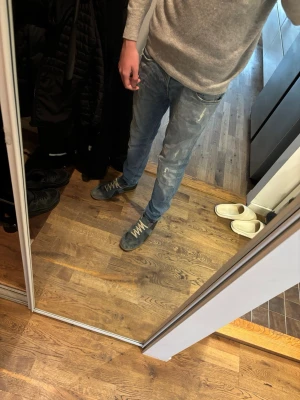 Feta anbass jeans med slitningar  - Säljer ett par slim fit ljusblå jeans från replay med slitningar. Strl 28 men passar mer som 31/32. Hör gärna av er vid frågor eller funderingar 