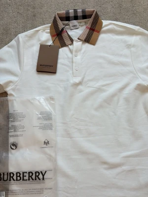 Burberry piké - Tjena👋 säljer min helt burberry piké eftersom den passade inte mig. Om du har några frågor kan du alltid skriva och priset kan diskuteras 