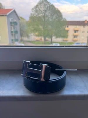 H.ermes bälte - Skickar inom 24 timmar kommer med hålslagare storlek 110 med H.ermes armband. Bältet är mörkblå
