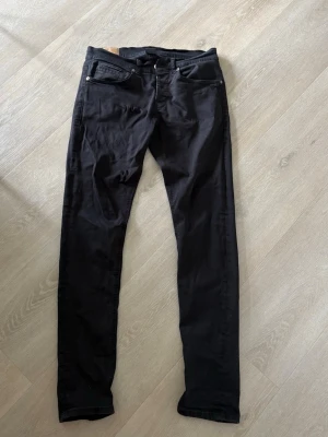 Dondup jeans  - Tja, säljer dessa sköna svarta dondups till ett bra pris passar dig mellan 170-185(65-75kilo) modellen e George 