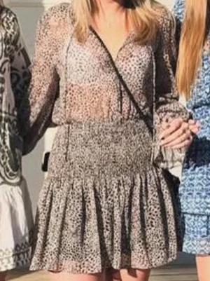 Klänning Zara  - Säljer denna fina leopard klänning från Zara🥰perfekt till skolavslutningen!!!!pris kan diskuteras 