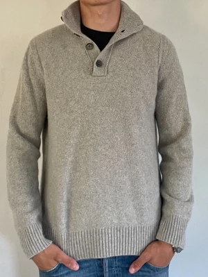 Kashmirtröja Banana Republic - Säljer en riktig snygg grå banana republic kashmirtröja(100%kashmir) i storlek M. Tröjan är i mycket gott skick och säljs endast för 699kr.                           Nypris:1899kr                                                                                                                          om ni några funderingar är det bara att fråga om dom!