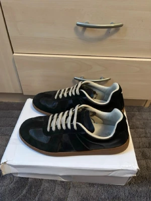 Maison margiela gats svarta - Säljer ett par riktigt feta gats i mycket bra skick! Osäker vad jag vill ha för dem just nu men lägg rimliga prisförslag så kanske jag tar en av dem
