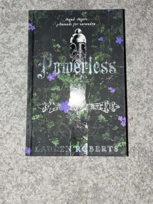 Powerless - Väldigt fint skick.                                                    ✅ Jag postar ofta inom 1-3 vardagar  ✅ Rökfritt hem ✅ Alla priser går att diskutera 