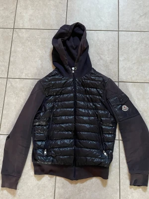 Moncler Cardigan - För liten passar ej längre, den är  solbränd men går att fixa med specifika verktyg. Äkta