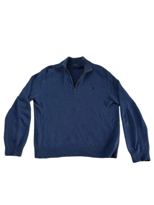 Polo Ralph Lauren Half Zip Sweater - Snygg blå stickad tröja från Polo Ralph Lauren med halv dragkedja och ribbade muddar. Klassisk design med diskret logga på bröstet och hög krage. Perfekt för lager på lager och enkel att matcha med jeans eller chinos.