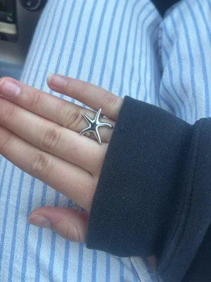 Silverfärgad ring med sjöstjärna - Säljer denna ring jag köpt i spanien. Storleken går att ändra på baksidan♥️