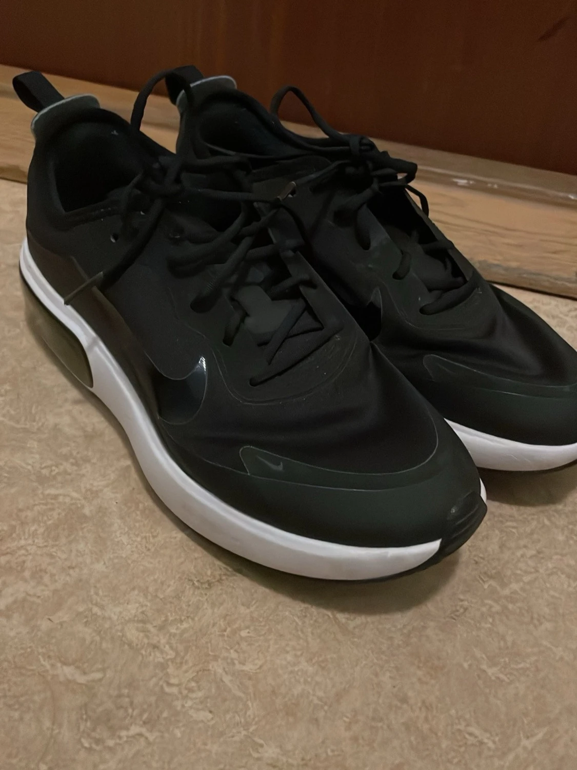 Svarta Nike sneakers med vit sula