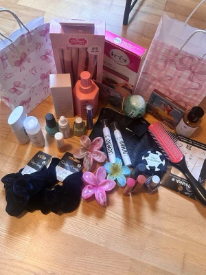Stort kit med skönhetstillbehör - Ett blandat kit med skönhetstillbehör vissa saker är testade men andra helt nya .