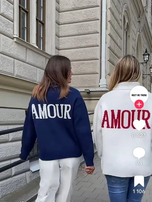 Mörkblå stickad tröja med text - Aldrig använd av mig, köpt på vinted. Smått nopprig/luddig. Storleken är XXS/XS men passar S då den är oversized
