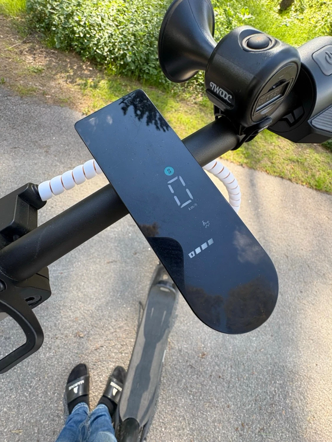 Svart elscooter med breda däck - 5