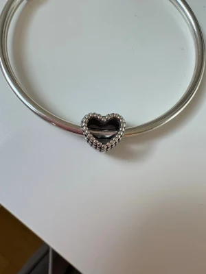 Hjärtberlock Pandora - Hjärtberlockens ordinarie pris är 249kr men jag säljer den för 165kr OBS den har inte tappat färg utan på första bilden har jag på mitt rosa mobilskal💕