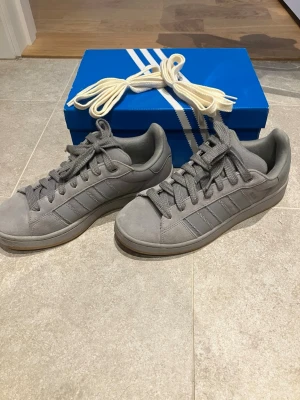 Adidas campus 00s - Använda cirka 5ggr, riktigt snygga men tyvärr för små för mig