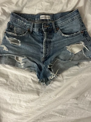 Jeans shorts - Snygga jeansshorts från zara med slitningar