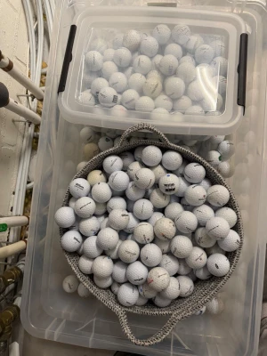 Golfbollar - Säljer ca 1200 golfbollar – Titleist Pro V1, Pro V1x, Nike, Callaway, TaylorMade & Wilson.  Stort parti högkvalitativa golfbollar i mycket bra skick (A–B skick). Perfekt för dig som vill spela premiumbollar utan att betala premiumpris. Alla bollar är tvättade, sorterade och spelklara. 🏌️‍♂️  Mycket bra skick Inga sprickor eller djupa märken 👌 Sorterade i A–B skick  Kan köpas styckvis, i påsar eller i större mängd. 😀Priset diskuteras men tar 12 kr för pro v1🤝