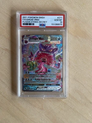 Pokémonkort Gengar VMAX PSA 10 - qr koden funkar fint. Säljer ett Pokémonkort Gengar VMAX från Fusion Strike Secret, 2021. Kortet är graderat PSA 10 GEM MT och är inneslutet i ett skyddande plastfodral. Färgglad och holografisk design med Gengar-motiv, perfekt för samlare.